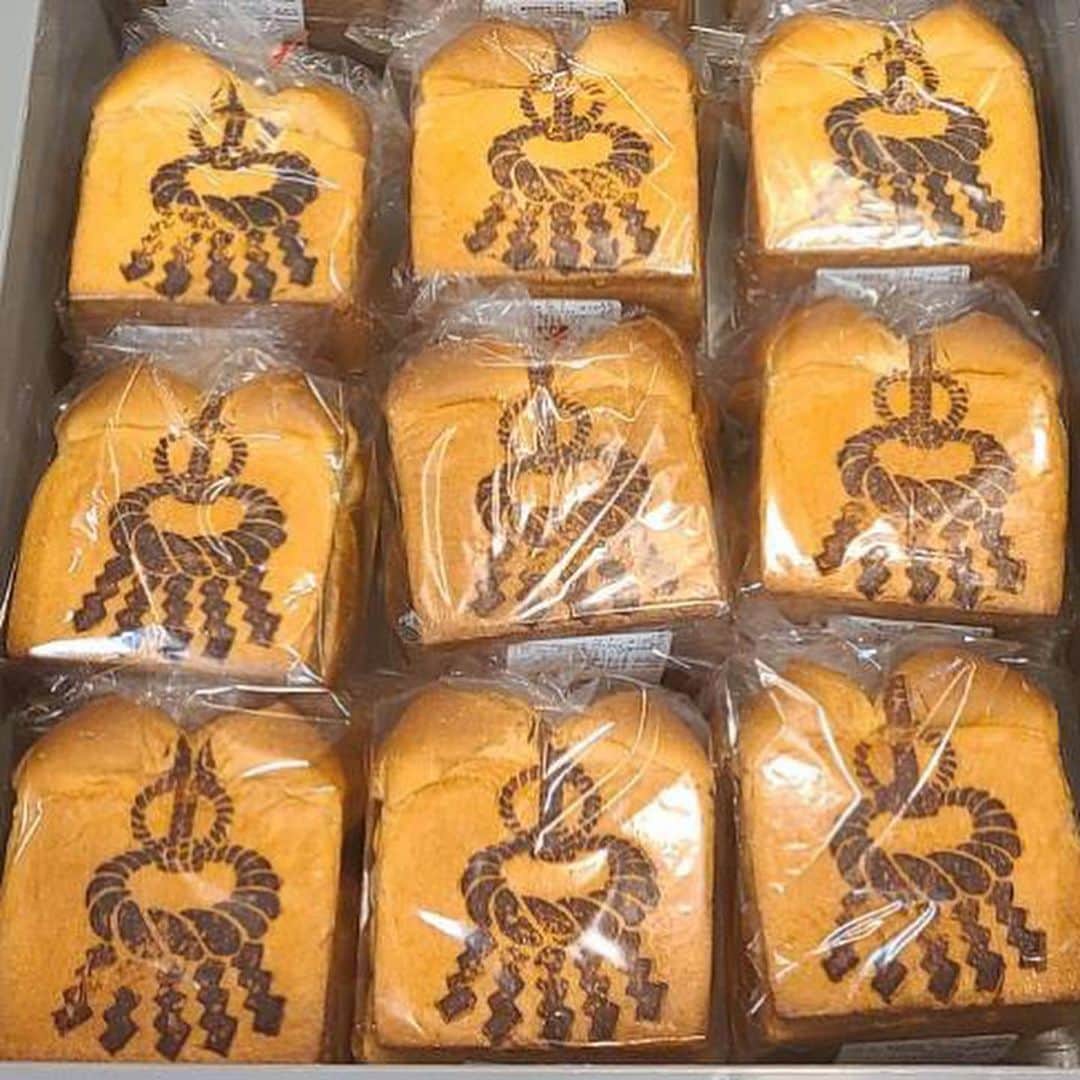 日本相撲協会さんのインスタグラム写真 - (日本相撲協会Instagram)「朝ごはんにもおやつにも、 いつでもおいしい甘くてもっちりスイーツパン。 本日も13時より国技館内で販売中！ （数量限定、なくなり次第販売終了です）  @sumokyokai  #大相撲 #sumo #相撲 #力士 #お相撲さん #japanphoto #sumowrestlers #japanculture  #五月場所 #5月場所 #夏場所 #パン #食パン」5月22日 12時51分 - sumokyokai