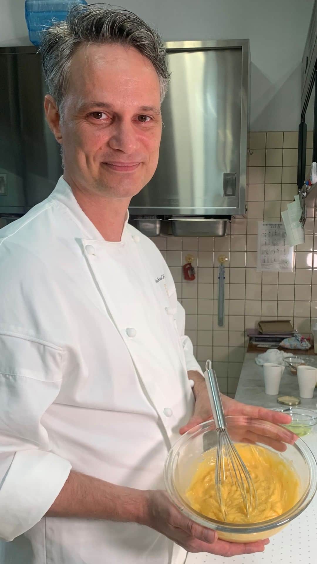 フランス大使館のインスタグラム：「今日は #たまご料理の日🥚 日本ではマヨネーズは購入するものというイメージが強いかも知れませんが、フランス🇫🇷では家庭で手作りすることが多いんです！👩‍🍳👨‍🍳今日はフランス大使館のシェフが、皆さんに美味しいマヨネーズの作り方を伝授します✨ @chef.sebastien.martin」