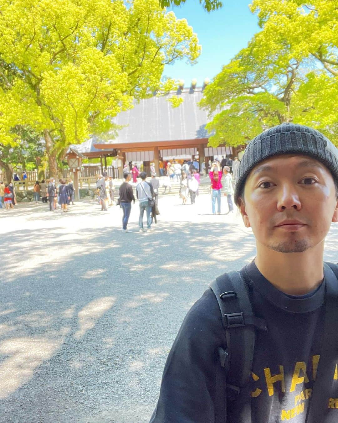 SHOCK EYEさんのインスタグラム写真 - (SHOCK EYEInstagram)「やっぱりすごい熱田神宮⛩ なんせ日本国の君主の証、レガリアである三種の神器の一つ、 「天叢雲剣（草薙剣）」が祀られているからね。 八咫鏡は、内宮。 八尺瓊勾玉は、皇居。 そして、草薙剣が、ここ熱田神宮に。  そりゃ、立派な訳だ✨🙏 ありがたい。 オススメは、天照大御神の荒御魂が祀られてる一之御前神社⛩ 以前は一般参拝客が入れなかった禁則地。厳かな雰囲気に🙏✨  #熱田神宮 #一之御前神社 #名古屋 #草薙剣 #三種の神器 #レガリア #神社 #shrine  （撮影の時だけマスク外しています）」5月22日 14時23分 - shockeye_official