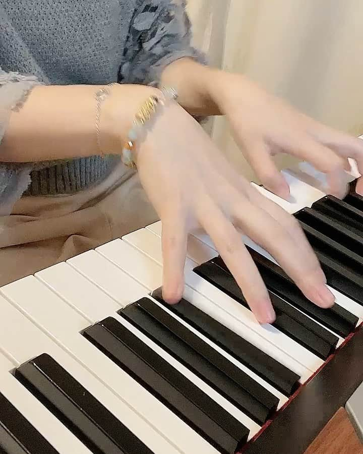 大和未知のインスタグラム：「#ファーストテイク  大好きな　#藤井風 さんの 　これまた大好きなYouTube  @りとるほんださんの 楽譜をかって弾いてみた1stテイク🎹  ミスタッチはどこでしょう💦 　濁った音を聞き分けてみてね😅  #初見  #firsttake  #ピアノ部  #ピアノ弾いてみた🎹  #おうち生活を楽しもう ✦」