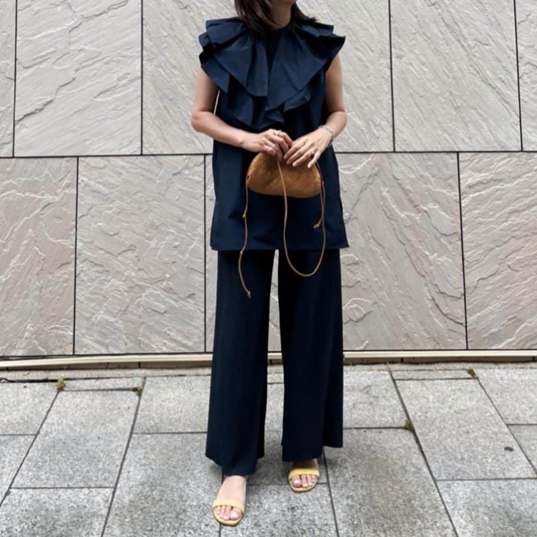 urakoのインスタグラム：「. メモリー素材を使い 大胆なラッフルが甘くなりすぎず👌 フリルの角度でお顔周りも華やかだけどスッキリと😉 気になる二の腕もカバーできるように作りました❗️ . . プリーツワイドパンツと合わせて NVY合わせ🫐🦕 . #MACHATT #bottegaveneta  #manoloblahnik」