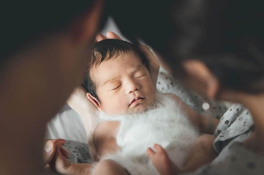 桃さんのインスタグラム写真 - (桃Instagram)「ニューボーンフォトついでに家族写真も撮ってもらいました👩🏻👶🏻👨🏻2枚目3枚目、もう男の子の顔してるよね〜！！ 最後の写真、結婚指輪がものすごく大きく見える不思議！ あぁ新生児ってちっこい🥲✨  @merry_newbornphoto #生後9日目 #ニューボーンフォト #newbornphotography」5月22日 15時51分 - momo.official