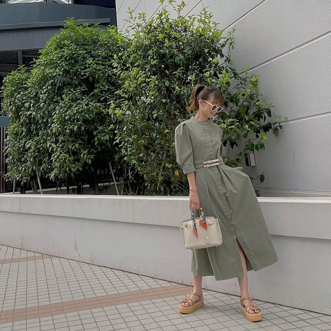 堀江直美さんのインスタグラム写真 - (堀江直美Instagram)「春に大人気だったベルト付きワンピのNewバージョン🐎  切替や生地やベルトの素材も変わって更にお使いやすくなりました✨  KHAKIの他にWHITEとBLACKもご用意しています🤲🏻  ストーリーアップ後既にお問い合わせも頂き有難いです🙇‍♀️  合わせたサンダルもフリー在庫が出ましたのでよかったらご覧ください🌼 @hiand_official   #HIAND#ハイアンド#ワンピコーデ#ポニーテール#サンダル#hermes#hermès#hermesbag#birkin#birkin25#トゴ#クレ#バーキン25#hermeslover#hnhiand」5月22日 16時18分 - naomiiiiiiiiiiii