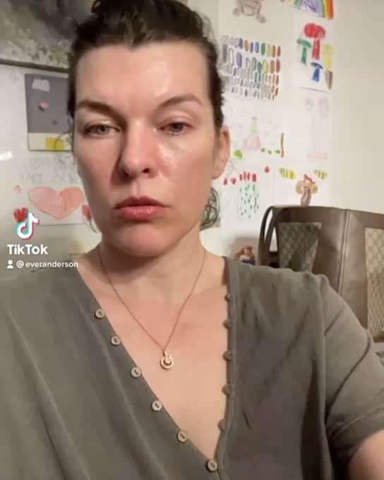 ミラ・ジョヴォヴィッチのインスタグラム：「Here we go. @everanderson #tiktok」