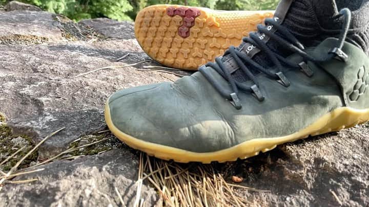 大杉徹のインスタグラム：「"マグナ FG メンズ"  登山はもちろん、街ばきでもオススメ。 窮屈で血が止まる様なブーツとは正反対、指が自由で履いてて気持ち良い。  あ、せっかく良い靴履くなら、靴下も気を付けて！キツイ靴下は禁物。  エチオピアの小規模農家で飼育され、牛が健康に生きた証しとも言える自然についた傷跡がある放牧牛の皮革、Wild Hideレザーを使用しています。  2ヶ月くらい使って、1度洗ったりしたけど、撥水性も抜群。梅雨時期には最高。  メーカー推奨は1cm〜1.7cm。僕の周りの人も大体1.2〜1.6cmの範囲でいい感じ。  Vivoの詳細はプロフィール欄リンクより！  #vivobarefootjapan #vivobarefoot #barefoot #slacklineresearch #slackline #highline #highlife #slackline #slacklining #yoga #balance  #minimalshoes #minimalistshoes #minimalist #スラックライン #スラックラインリサーチ #ヨガ #バランス #ビボベアフット #ベアフット #トレイルランニング」