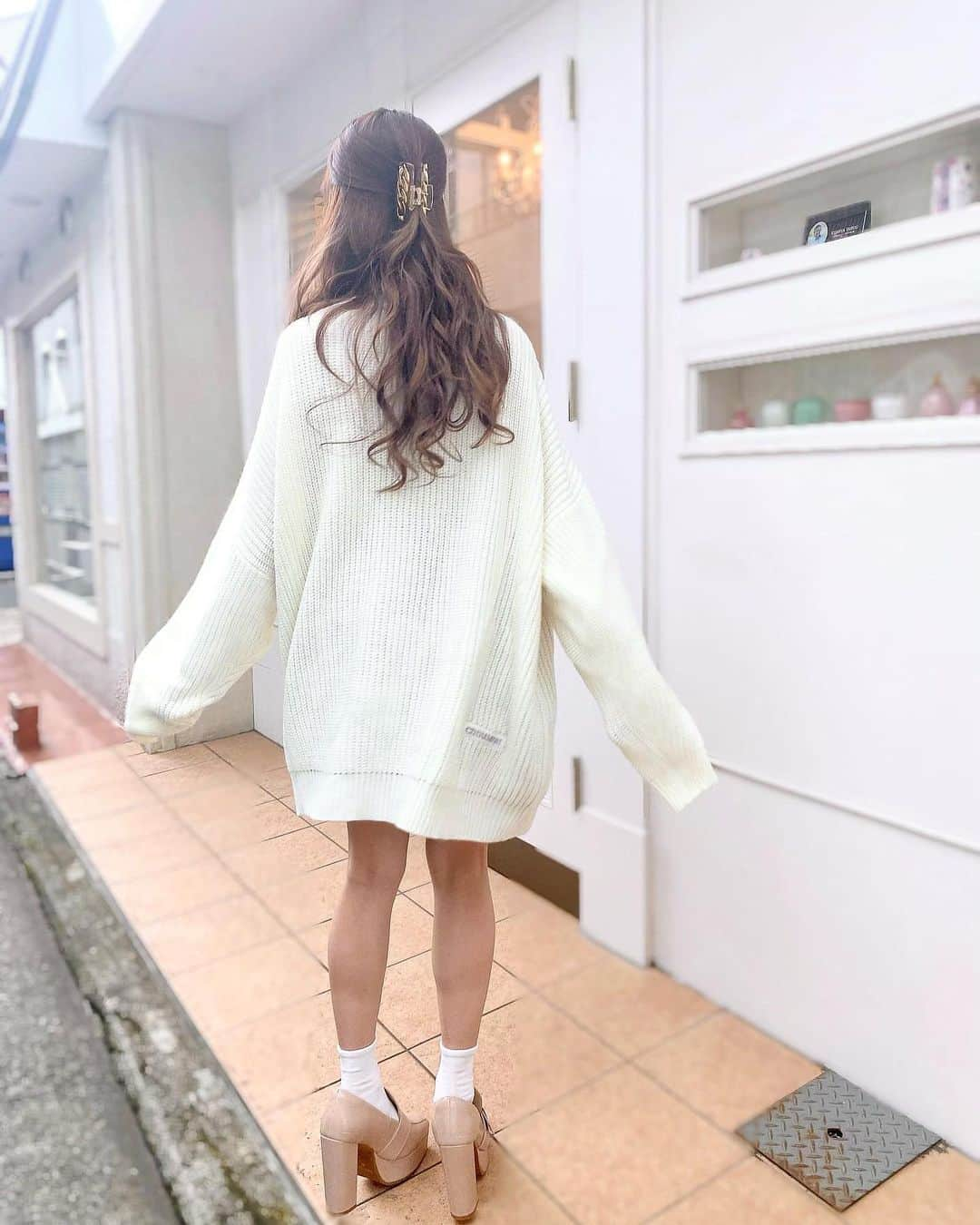 大谷映美里さんのインスタグラム写真 - (大谷映美里Instagram)「本日のわたし🐈 ㅤㅤㅤㅤㅤㅤㅤㅤㅤㅤㅤㅤㅤ ハニシナさんとのコラボ服を着たよ！ お気に入りすぎる‥😌 ㅤㅤㅤㅤㅤㅤㅤㅤㅤㅤㅤㅤㅤ すっきりして見えるシンプルブラウス、 ブローチとタイを付けるとお嬢様感が出て可愛いし 肩のふんわり感、袖口のきゅっと具合が理想的なんだ☕️♡ ジャンパースカートに合わせたりもきっと可愛いね🥰 ㅤㅤㅤㅤㅤㅤㅤㅤㅤㅤㅤㅤㅤ 形が綺麗なプリーツ入りスカート、 スタイルがすごく良くみえてお気に入り💞 ブラウスと相性◎のカラーなので一緒に着るとより可愛いです♡ 個人的にはブラウンにもブラックにも合う千鳥柄が好き🕊 ㅤㅤㅤㅤㅤㅤㅤㅤㅤㅤㅤㅤㅤ カーディガンは、シルエットがもう最高でね〜☁️ 女の子にはほっこりブラウンが好評かな🐶 ホワイトも可愛いんだよ〜🤍写真で伝わるかな🤍 ちなみにブラックは男性人気No.1です❤︎ ㅤㅤㅤㅤㅤㅤㅤㅤㅤㅤㅤㅤㅤ どのカラーを選んでいただいても自信を持っておすすめできますし、どれも着回し抜群のアイテムなので楽しんでほしいです🤎 ㅤㅤㅤㅤㅤㅤㅤㅤㅤㅤㅤㅤㅤ 今日ブラウス×スカート着てたら お母さんに 「すごい可愛い！」って目丸くして褒められちゃった☺️👏🏻 ㅤㅤㅤㅤㅤㅤㅤㅤㅤㅤㅤㅤㅤ こちら、確実に皆さんの元にお届けできるのが 明後日24日までの予約販売なので‥この機会に是非♡ （通常販売は9月上旬ごろだそうです🍁✨） ㅤㅤㅤㅤㅤㅤㅤㅤㅤㅤㅤㅤㅤ #honeycinnamon #ハニーシナモン」5月22日 16時59分 - otani_emiri