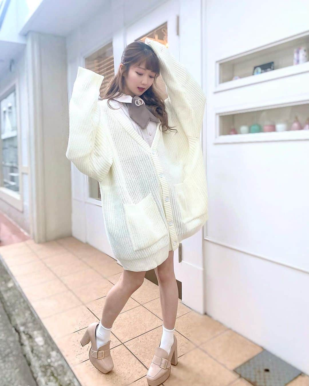 大谷映美里さんのインスタグラム写真 - (大谷映美里Instagram)「本日のわたし🐈 ㅤㅤㅤㅤㅤㅤㅤㅤㅤㅤㅤㅤㅤ ハニシナさんとのコラボ服を着たよ！ お気に入りすぎる‥😌 ㅤㅤㅤㅤㅤㅤㅤㅤㅤㅤㅤㅤㅤ すっきりして見えるシンプルブラウス、 ブローチとタイを付けるとお嬢様感が出て可愛いし 肩のふんわり感、袖口のきゅっと具合が理想的なんだ☕️♡ ジャンパースカートに合わせたりもきっと可愛いね🥰 ㅤㅤㅤㅤㅤㅤㅤㅤㅤㅤㅤㅤㅤ 形が綺麗なプリーツ入りスカート、 スタイルがすごく良くみえてお気に入り💞 ブラウスと相性◎のカラーなので一緒に着るとより可愛いです♡ 個人的にはブラウンにもブラックにも合う千鳥柄が好き🕊 ㅤㅤㅤㅤㅤㅤㅤㅤㅤㅤㅤㅤㅤ カーディガンは、シルエットがもう最高でね〜☁️ 女の子にはほっこりブラウンが好評かな🐶 ホワイトも可愛いんだよ〜🤍写真で伝わるかな🤍 ちなみにブラックは男性人気No.1です❤︎ ㅤㅤㅤㅤㅤㅤㅤㅤㅤㅤㅤㅤㅤ どのカラーを選んでいただいても自信を持っておすすめできますし、どれも着回し抜群のアイテムなので楽しんでほしいです🤎 ㅤㅤㅤㅤㅤㅤㅤㅤㅤㅤㅤㅤㅤ 今日ブラウス×スカート着てたら お母さんに 「すごい可愛い！」って目丸くして褒められちゃった☺️👏🏻 ㅤㅤㅤㅤㅤㅤㅤㅤㅤㅤㅤㅤㅤ こちら、確実に皆さんの元にお届けできるのが 明後日24日までの予約販売なので‥この機会に是非♡ （通常販売は9月上旬ごろだそうです🍁✨） ㅤㅤㅤㅤㅤㅤㅤㅤㅤㅤㅤㅤㅤ #honeycinnamon #ハニーシナモン」5月22日 16時59分 - otani_emiri