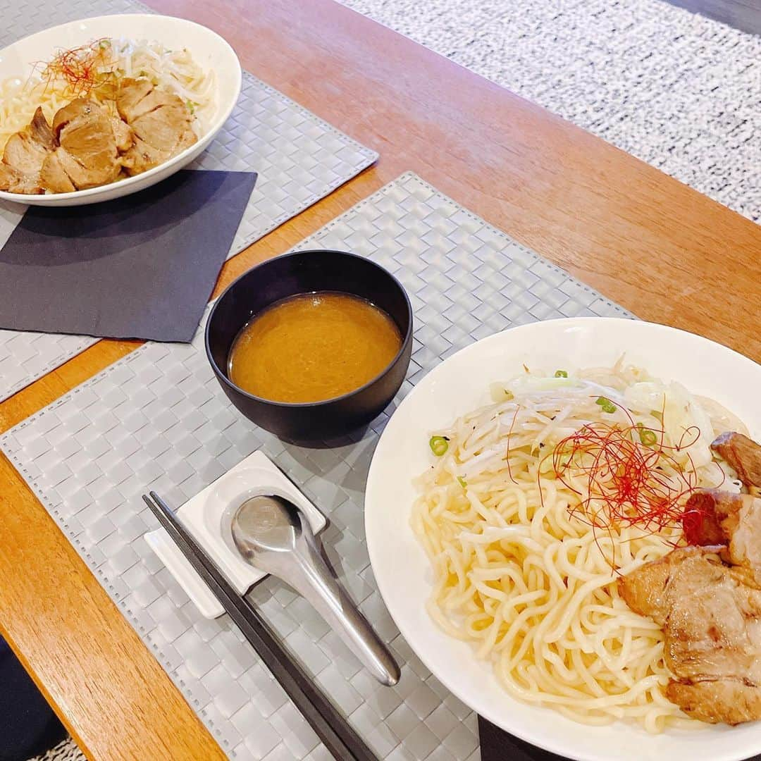 葉月里緒奈さんのインスタグラム写真 - (葉月里緒奈Instagram)「久々のつけ麺。 青唐入れてパンチを効かせる。 #おうちごはん #ランチ#麺ランチ#麺好き#つけ麺#つけ麺の達人濃厚魚介醤油 #チャーシュー#炙りチャーシュー#ねこ#猫#子猫#ロシアンブルー#ロシアンブルー子猫 #ロシアンブルーの男の子 #ロシアンブルー女の子 #今日も仲良し#いつも一緒#rionahazuki」5月22日 16時54分 - riona_hazuki