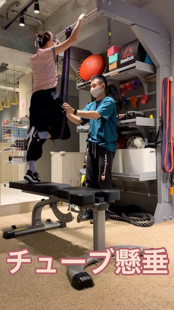 のインスタグラム：「チューブで補助しながら懸垂(チンニング)してる動画です💪上半身、背中を鍛えられます！夏は背中や腕が出る服が多くなるので頑張ってトレーニングします🔥🔥🔥. . パーソナルトレーニングジム@fitavenue.nishiazabu  . @ky_gram3 @ky_fit_avenue がトレーニングしてくれました！✌️ . #トレーニング #トレーニング女子 #パーソナルトレーニング #西麻布 #トレーナー #トレーナー女子 #懸垂 #懸垂女子 #チューブ懸垂 #チューブトレーニング #training #筋トレ #筋トレ女子 #筋トレ動画 #筋トレダイエット #筋トレ初心者 #トレーニング動画 #トレーニングメニュー #パーソナルトレーナー #西麻布ジム #東京ジム #港区ジム #六本木ジム」