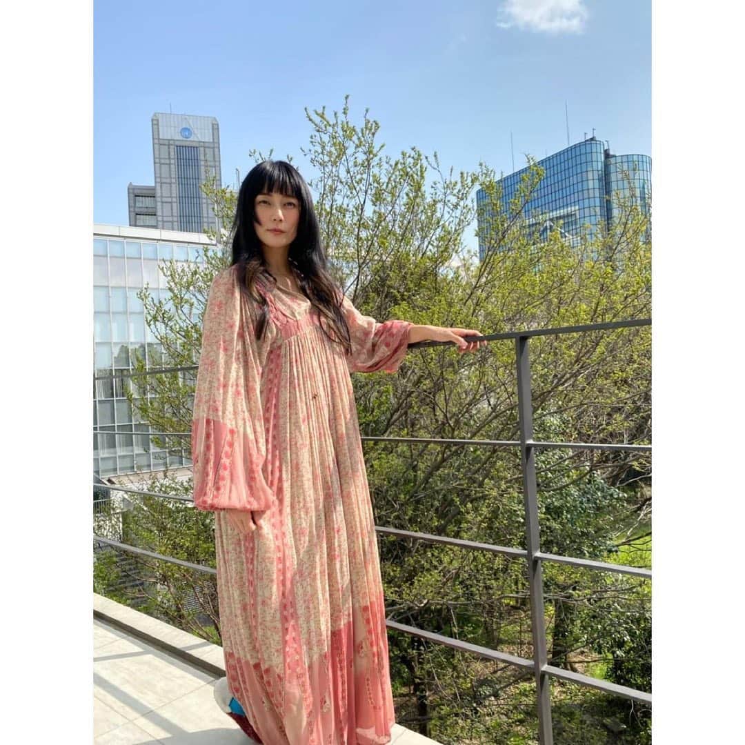 柴咲コウのインスタグラム：「It has been raining a lot recently. These photos were taken 2 months ago. Green🌳x pink🌸  梅雨の走り、東京。  先日発売の『美ST』の一コマ このときはお天気に恵まれ☀️  衣装も私服もピンクにまみれ🌸  中ページでは最近の暮らし方やヘアケアのお話をしてます。 ﻿ #柴咲コウ #koshibasaki﻿  #美ST﻿ #ヘアケア #こうくらす」