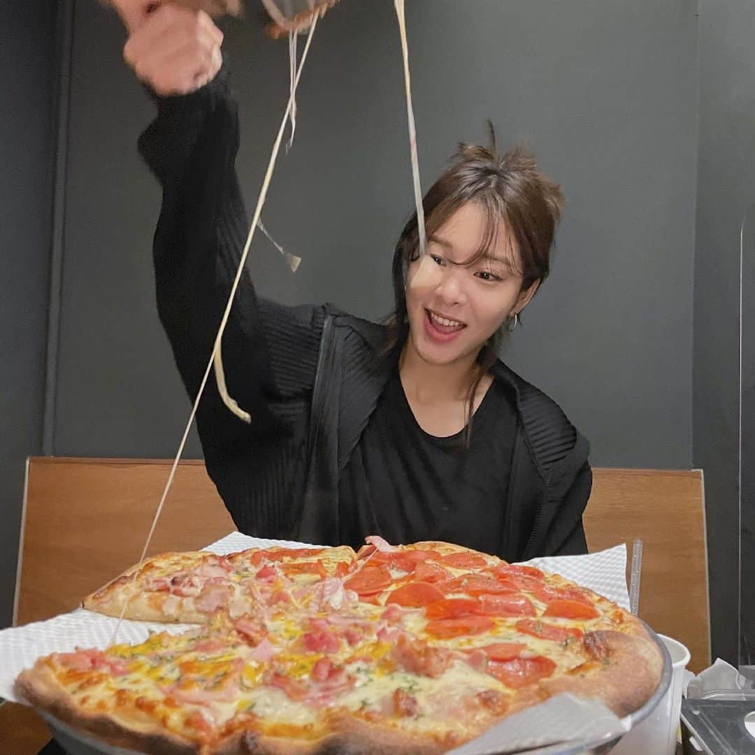 ソル・イナさんのインスタグラム写真 - (ソル・イナInstagram)「정글 다녀오자마자 먹은 PIZZA🍕 진짜 세상에서 제일 맛있는 맛  헬스쌤 오늘 아니에..요......」5月22日 17時41分 - _seorina