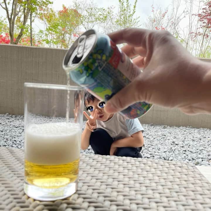 諸岡なほ子のインスタグラム：「母の休日に映りこむ息子。 #ヤッホーブルーイング #軽井沢高原ビール #何もしない日」