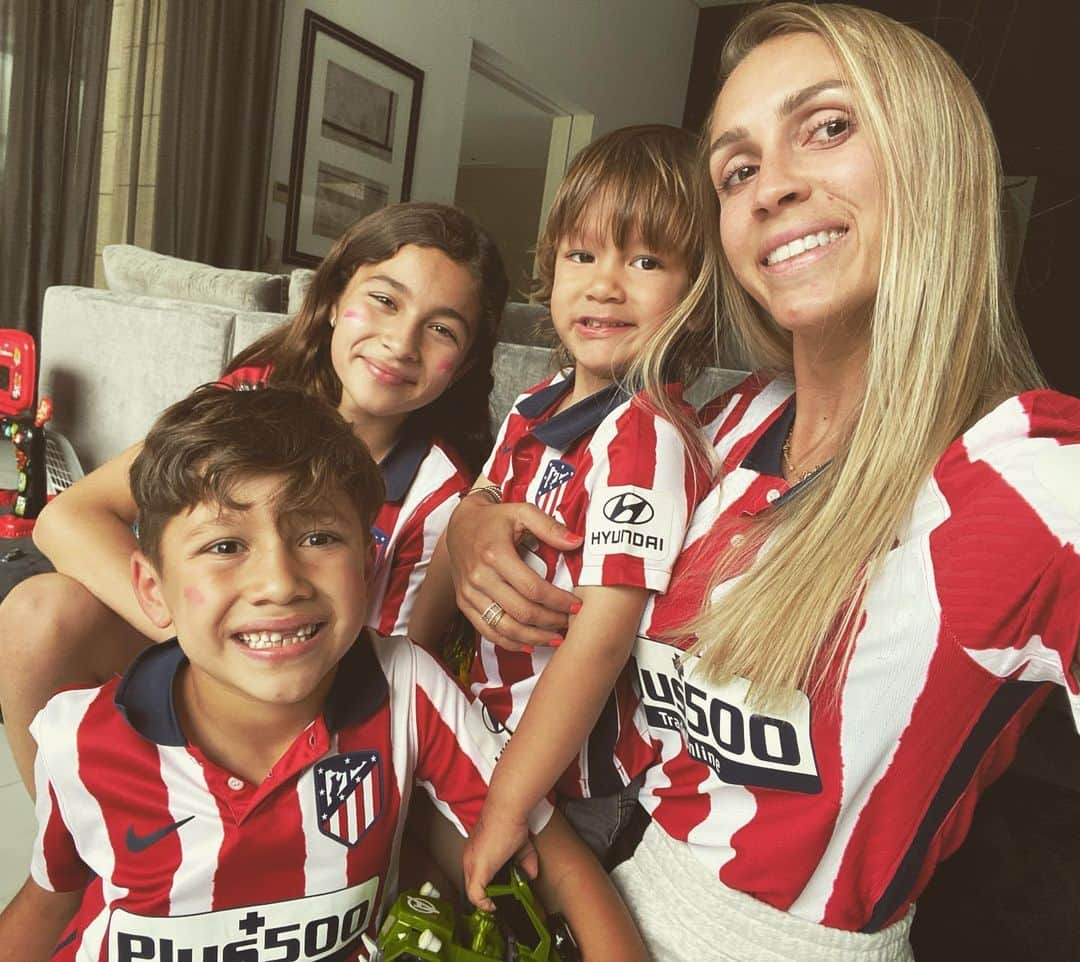 ソフィア・バルビのインスタグラム：「Gracias a nuestro super maestro por enseñarnos que la vida golpea pero siempre hay que juntar fuerzas para seguir! Te mereces todo lo bueno que te pueda pasar! CAMPEONES!!!! Vamosssssssss!!!!! #atleticodemadrid」