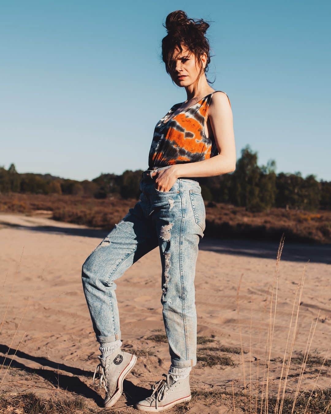 Joyce Ilgのインスタグラム：「So'n bisschen Prolo-Asi-Look, aber steht mir, oder? 😋 Bild 1 > Ich hab Germanys Next Topmodel geguckt, da hab ich diese Pose entdeckt 😂. Bild 2 > Shirt runtergerutscht, BH hängt raus 😅. Bild 3 > ich lache 🤣. Whats your favorite? 📷 by @susanne_horn」