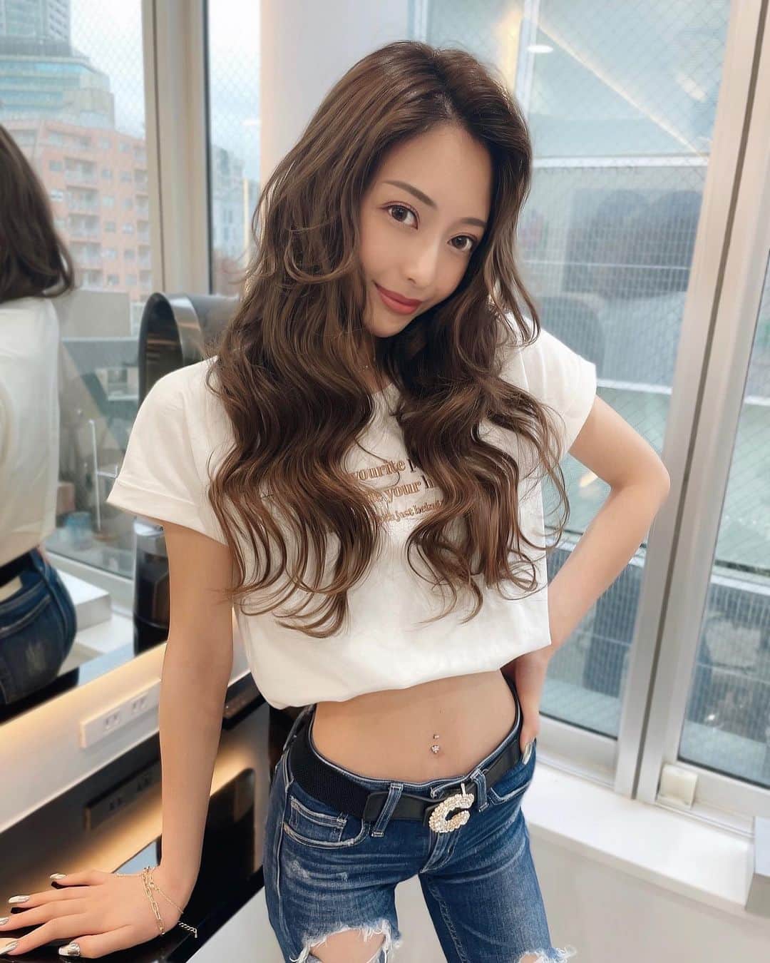 のインスタグラム：「・ ・ 昨日 @lapis_sota 殿に巻き巻き してもらった〜💇🏻‍♀️🤍🤍 髪の毛って本当に大切！！ 巻き方一つで印象変わる😳🌹 今回も可愛く巻いてくれてありがとっ✨ ・ Tシャツは @resexxy_official だよ🐷 内側に折りたたんでショート丈にして着てる！ ・ #ラピス #ヘア #ヘアカラー  #ヘアアレンジ #巻き髪 #波巻き #ヘアスタイル #ヘアセット #ロングヘア #ファッション #hairarrange #curlyhair #resexxy  #fashion #summerfashion #code #springfashion #gyda #hairstyle」