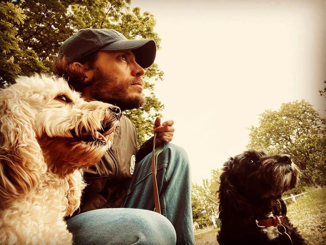 サム・クラフリンのインスタグラム：「Happiness is...」