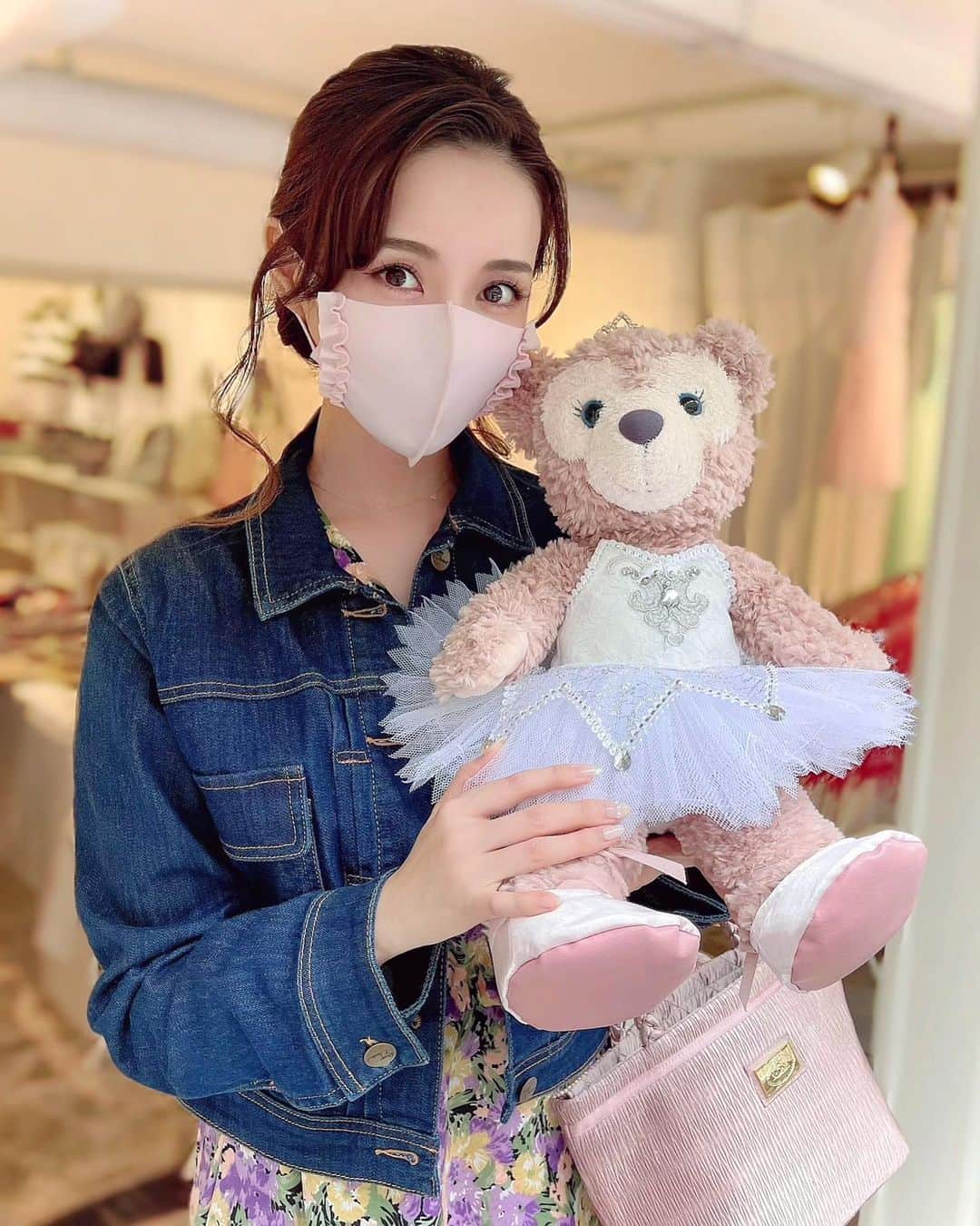 瀬戸早妃のインスタグラム：「大好きなハンドメイド作家のアトリエキューピッド芹澤さん @seriyo3939 と、初めましてのけいこさん @keico.444 の期間限定ショップ『ここから始まる2人展』に行ってきました👼💕 . 宝塚がご縁で、花の道のお店で芹澤さんの作品と出逢い、そこから様々な作品（お稽古バッグ、楽屋の鏡前グッズなど）をオーダーメイドで作って頂いたりしておりました💕☺️✨ . 優しさと美しさあふれる作品の数々は、眺めているだけでも幸せな気持ちになれちゃう…♪ . けいこさんが作られている人形のお衣装も繊細でとっても可愛かった…💕 宝塚だけではなく、ディズニー好きな方やぬいぐるみ好きな方にもおすすめです🐻‍❄️🩰✨ . わたしとゆうちゃんずさんは、 宝塚感溢れるミニミニティッシュBOXケースを購入💕☺️ @yuchans72  . 明後日5/24(月)16:00まで、 代官山駅からすぐ近くのギャラリー懐美館（なつみかん）さんにて開催されています💕　 お近くにお越しの際はぜひお立ち寄り下さい☺️✨ . #アトリエキューピッド #ハンドメイド #handmame  #ハンドメイド作家  #宝塚 #ディズニー #シェリーメイ #雪莉玫 #쉘리메이　#代官山 #期間限定ショップ #ギャラリー懐美館」