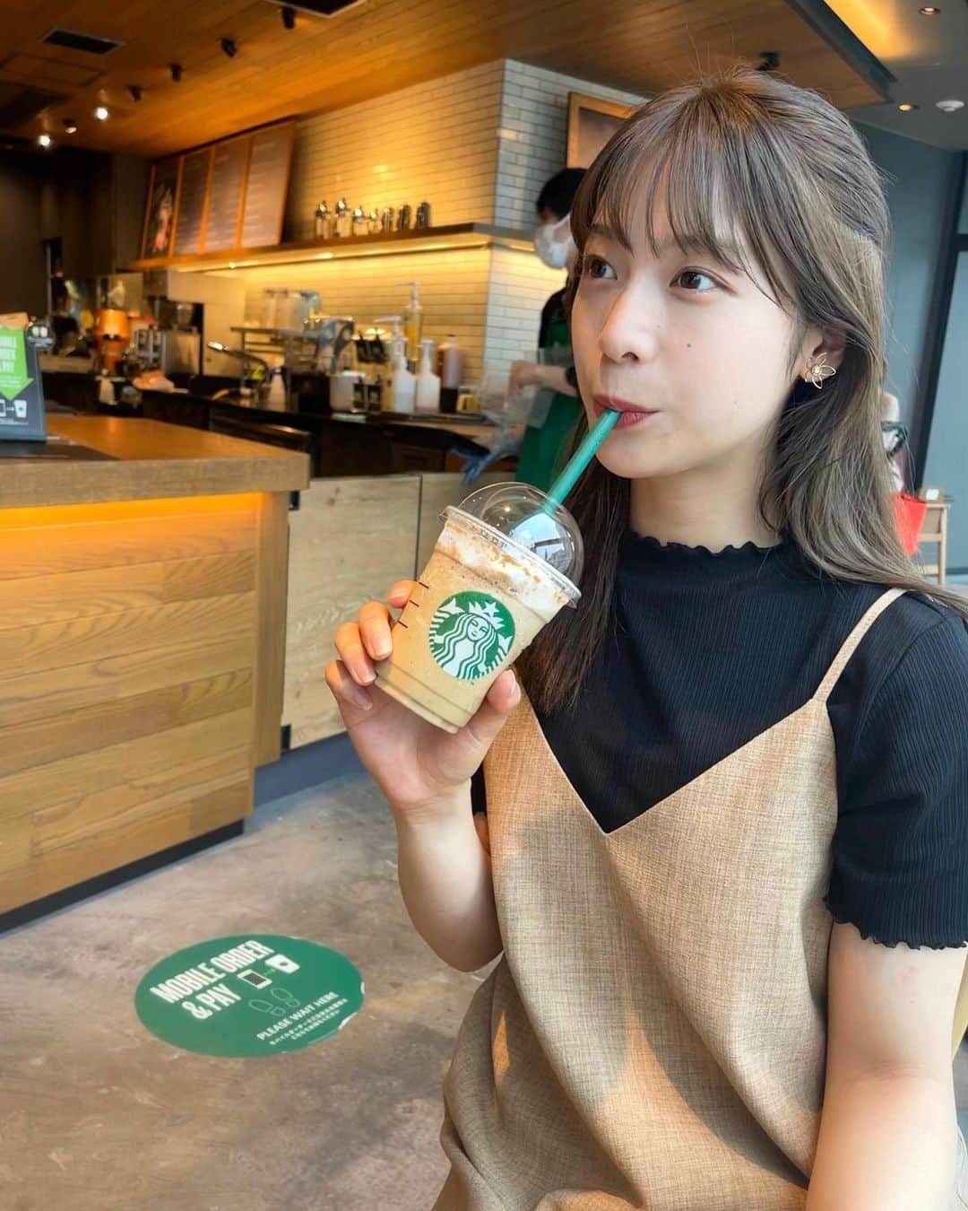のインスタグラム：「3コマ📸 (2枚目なぞだけど笑)  珍しくフラペチーノ飲んでる🥤 ティーティラミスフラペチーノ 甘くて美味しかったです！  さっき調べたら25日までらしくて、 あと１回くらい飲みたかった😱 無理そうダ  #starbucks  #過去pic」