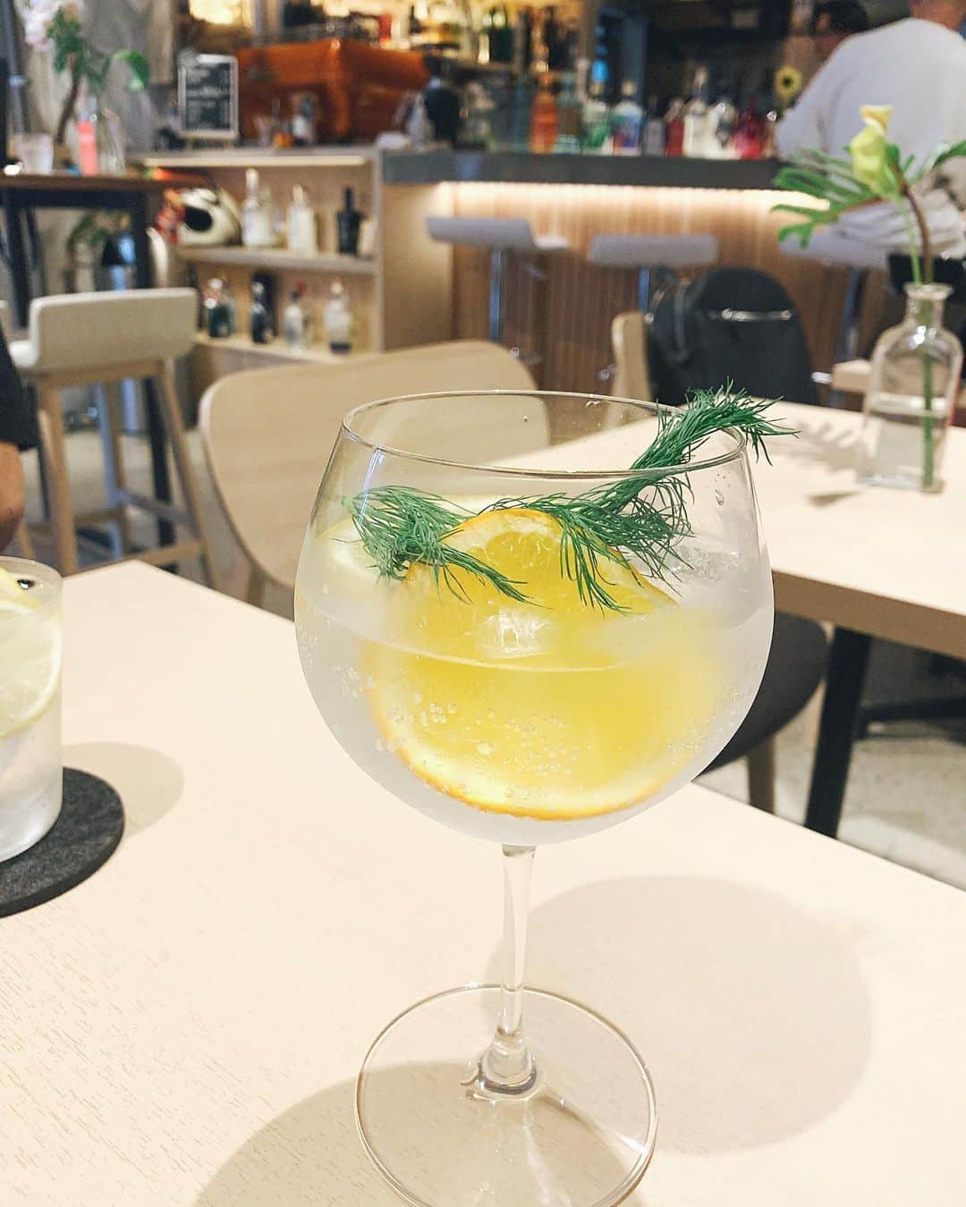 高辻千夏さんのインスタグラム写真 - (高辻千夏Instagram)「Craft GIN 🌿﻿ ﻿ ﻿ ﻿ #craftgin #gintonic #cocktails」5月22日 20時58分 - chinatsujk