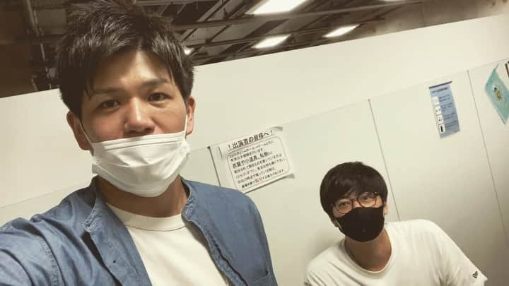 宮﨑拓也のインスタグラム：「【単独ライブ告知〜コットン西村編〜】 画面に映り込ませたら一緒に告知してくれるだろうとゆう汚い考え方！ すみません！ にっくんに協力してもらいました！ ありがとう！ チケットはFANY Ticketで発売中です！ よろしくお願いします！ 『宇田川天秤劇場』 日時：6月12日12時〜 場所：無限大ホール 料金：前売2000円/当日2500円/配信1200円 . #コットン西村 #ワラバランス #単独ライブ #宇田川 #天秤 #劇場 #渋谷 #無限大ホール #昭和 #レトロ」