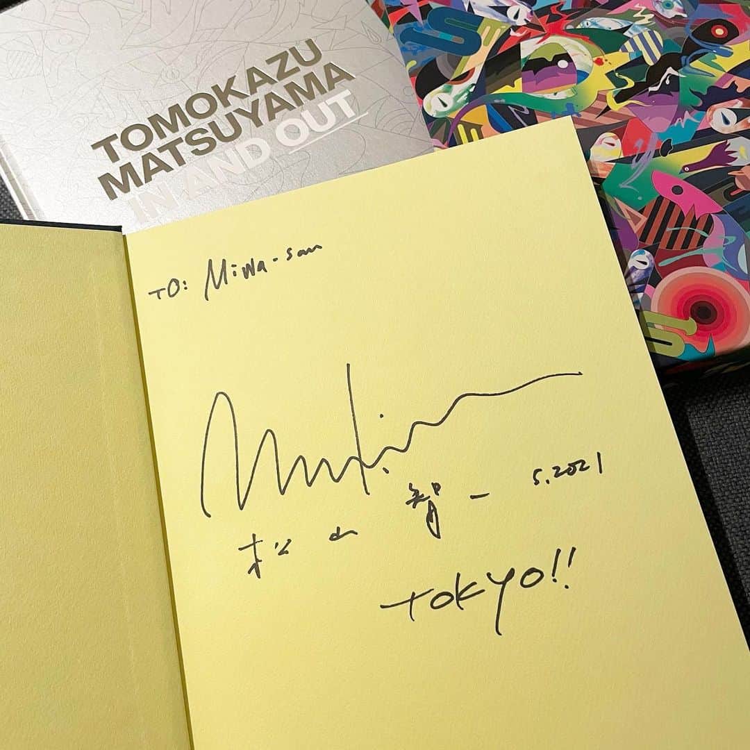 中林美和さんのインスタグラム写真 - (中林美和Instagram)「銀座 蔦屋書店で開催されてる 松山智一さんの作品集刊行記念展、 『TOMOKAZU MATSUYAMA IN AND OUT』へ。 レセプションで松山智一さんと撮っていただいた一枚。 素敵な奥様にもご挨拶させていただいて とっても光栄でした☺️ 松山さんのサインの入った作品集、嬉しい！！ 大切にします✨✨✨  作品集刊行記念展は5月26日(水)までです。 #松山智一 さん #tomokazumatsuyama#tomokazumatsuyamainandout#ありがとうございました ☺️」5月22日 21時09分 - miwanakabayashi