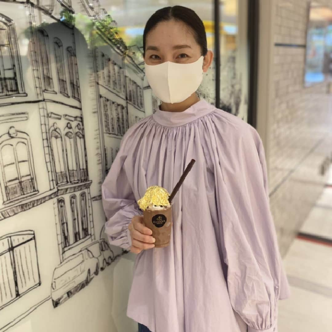 星奈優里のインスタグラム：「#ゴディバショコリキサー 💕 ただいま、金箔のサービス中なんだって😋 ゴージャス気分✨  #お隣のパン屋さんの素敵な壁でパチリ #あーパリっぽい #パリ行きたいな  #パリいいな」