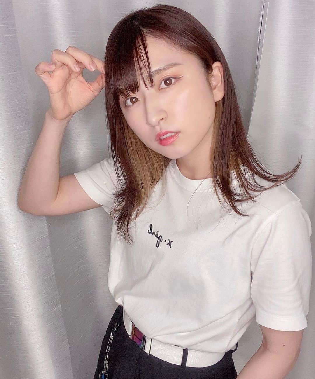 にこのインスタグラム：「右手は👌🏻見たら肩パンです  気づいたらパンツ以外X-girlになってたかあいい  梅雨に髪の毛が打ち勝てないので ケア縮毛矯正してもらった これで湿気とタイマンはれる  #log表参道  @logriho1001  りほちゃんのDMとかに ワシのインスタ見たって予約したら 初回20％オフになるから駆け込め寺」