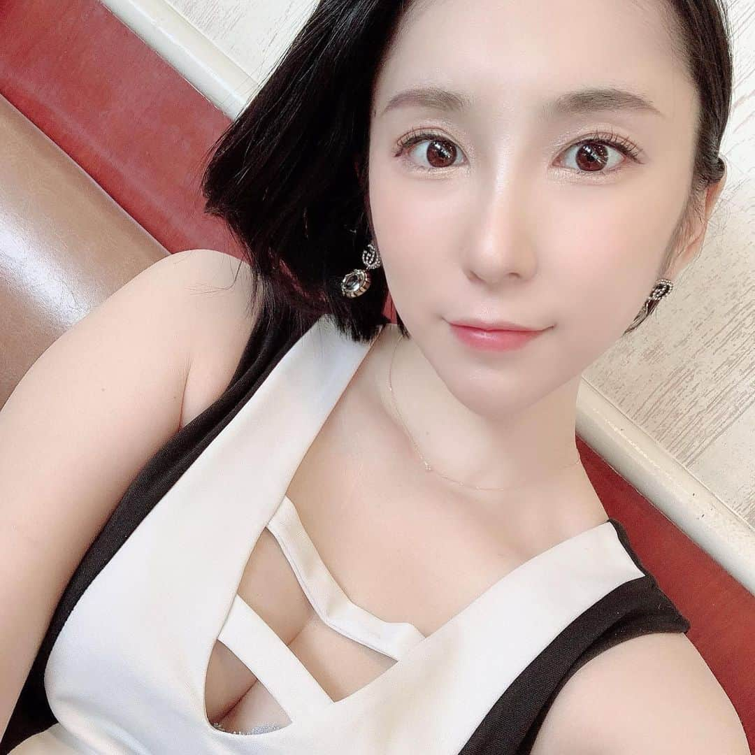 舞原聖さんのインスタグラム写真 - (舞原聖Instagram)「昼間の人妻💄 . . . #AV女優 #セクシー女優 #人妻 #粉我 #请多多关照 #팔로미 #팔로우미 #오오티디 #패션 #wife #milf #mature #japanese #japanesewife #asian #jav #followｍe」5月22日 21時41分 - maihara_hijiri