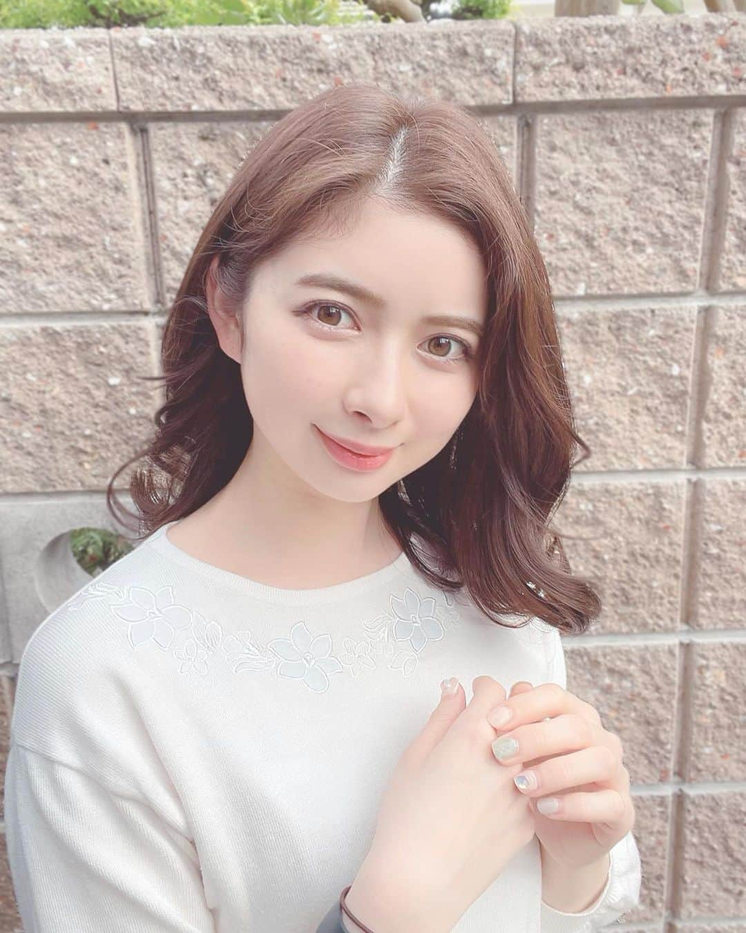 綾瀬麗奈さんのインスタグラム写真 - (綾瀬麗奈Instagram)「髪色をいつもと気持ち変えてみたよ。 トリートメントすると髪の質感が全然違う🥲 つやつやで嬉しい。  いつもありがとうございます🌸  💇‍♀️ @precious_beauty_meieki 担当は @kotoeh さん  #プレシャスヘア #precioushair #プレシャスヘア名駅 #名駅美容院 #名古屋美容院 #サロンモデル」5月22日 21時47分 - ayasereina