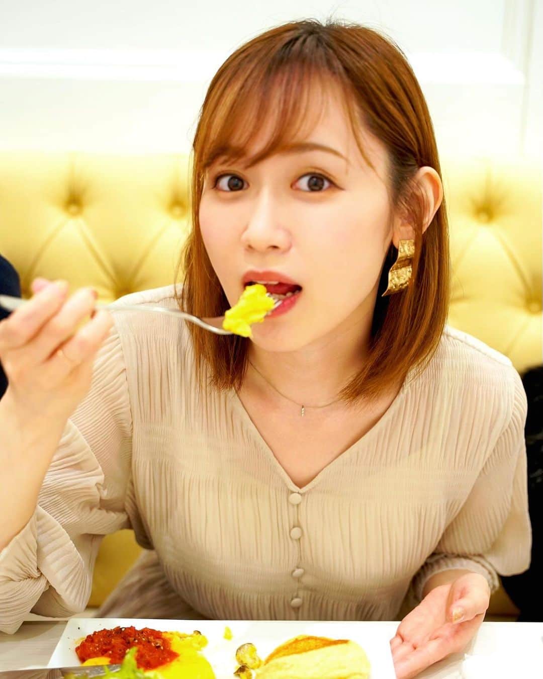 伊藤千凪海のインスタグラム：「パンケーキ食べ過ぎなのでは！🤭﻿ ﻿ とご指摘をいただきました🥞﻿ ﻿ 最近気づいたけど﻿ ﻿ わたし主食並にパンケーキ食べてるかも😓😋💛﻿ ﻿ ﻿ ﻿ ﻿ ﻿ 📷 by @m.yui_photographer  ﻿ ﻿ ﻿ #パンケーキ #幸せのパンケーキ ﻿ #ホットケーキ #スイーツ #デザート #🥞﻿ #pancake #pancakes #新宿 #撮影 の帰り💕」