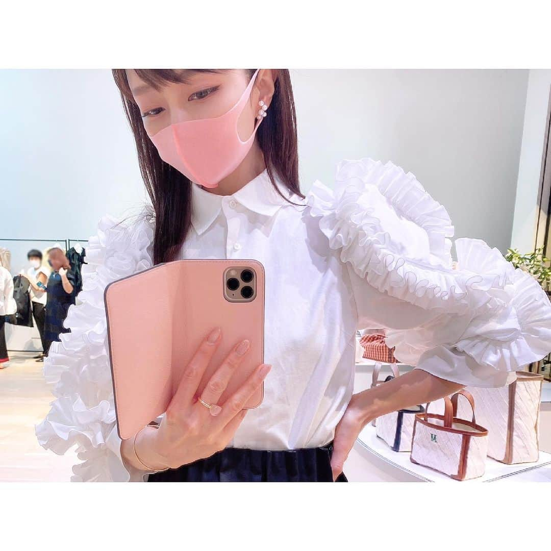 石井美保さんのインスタグラム写真 - (石井美保Instagram)「LUDLOW @ludlow_official の2021AW展示会に行ってきました。 もう、お洋服のデザインやクオリティが最高過ぎて @erikaricottamelon ちゃん天才だわ。 うちの娘が小さい頃買った子供用ビジューカチューシャから始まり、30代の私がヘアアクセにハマり、そのあと数々のバッグが世に生み出され今に至る。その最初のカチューシャは、今は9歳の姪っ子ちゃんの元に。クオリティがいいから、今も新品みたいに永く使えています。LUDLOWに歴史あり。変わらないエリカちゃん、素敵💕」5月22日 22時10分 - miho_ishii