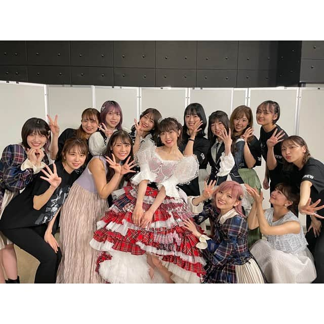 西野未姫さんのインスタグラム写真 - (西野未姫Instagram)「大好きなみぃちゃん卒業おめでとう😭✨  みぃちゃんの卒業コンサートに出演させていただきました🥺✨ 「清純フィロソフィー」 「LOVE修行」 この2曲は特に思い出がある曲です！  その曲を今日のこのみぃちゃんの大切な日に峯岸チーム4メンバーで踊れてとても幸せでした💓  この時間が幸せすぎて色々な今までの思い出が蘇ってすぐに涙が出てきました😢💓  出演させてくれたみぃちゃん、 本当にありがとう☺️✨  みぃちゃんがいなかったら今の私はいないと言っても過言ではないくらいたくさんお世話になって、たくさん支えてもらいました😳✨  みぃちゃんすごく可愛くて素敵だったなぁ、💓  今日のコンサートで改めてAKBって素敵だな、みぃちゃんってすごいなって思いました❤️  みぃちゃん大好き❤ そして、お疲れさまでした！！！  #峯岸みなみ卒業コンサート  #卒業おめでとう #峯岸チーム4 #大好き」5月22日 22時10分 - nishinomiki_official