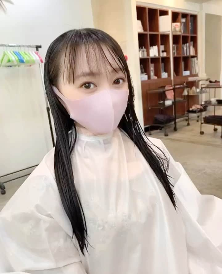 樋渡結依のインスタグラム：「髪切ったときの動画〜💇🏻‍♀️  #美容院行ってきた ♡ #ミディアムヘア  意外と #ばっさりカット したよ😊 #ヘアカット動画  #表参道の美容室 デビュー(笑)」