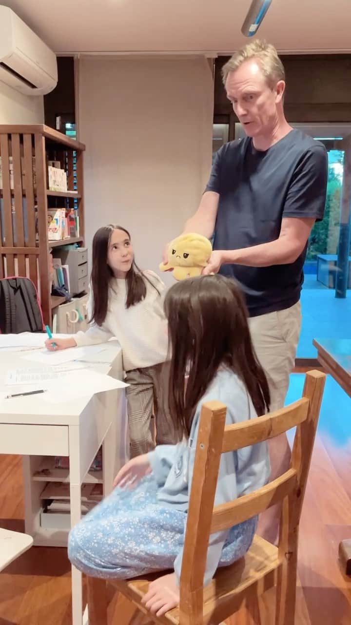 のインスタグラム：「りありこの宿題を手伝うダディ☺️  今日のYouTubeで紹介した無料語学アプリDuolingo、提供と聞いてまずともやが驚いて「殆どのインターが使ってる、超有名アプリだよ！」  聞くと家族全員使ってる人気アプリでした。  無料だし、面白いし、効果あるので皆さん是非試してみてください。  動画にダウンロードのリンク貼ってます。  動画でママとりありこの英語レベル、ダディの日本語レベルテスト結果もかなりショッキングでした😱  では良い週末をお過ごしくださいね😘  #りありこチャンネル #語学学習」