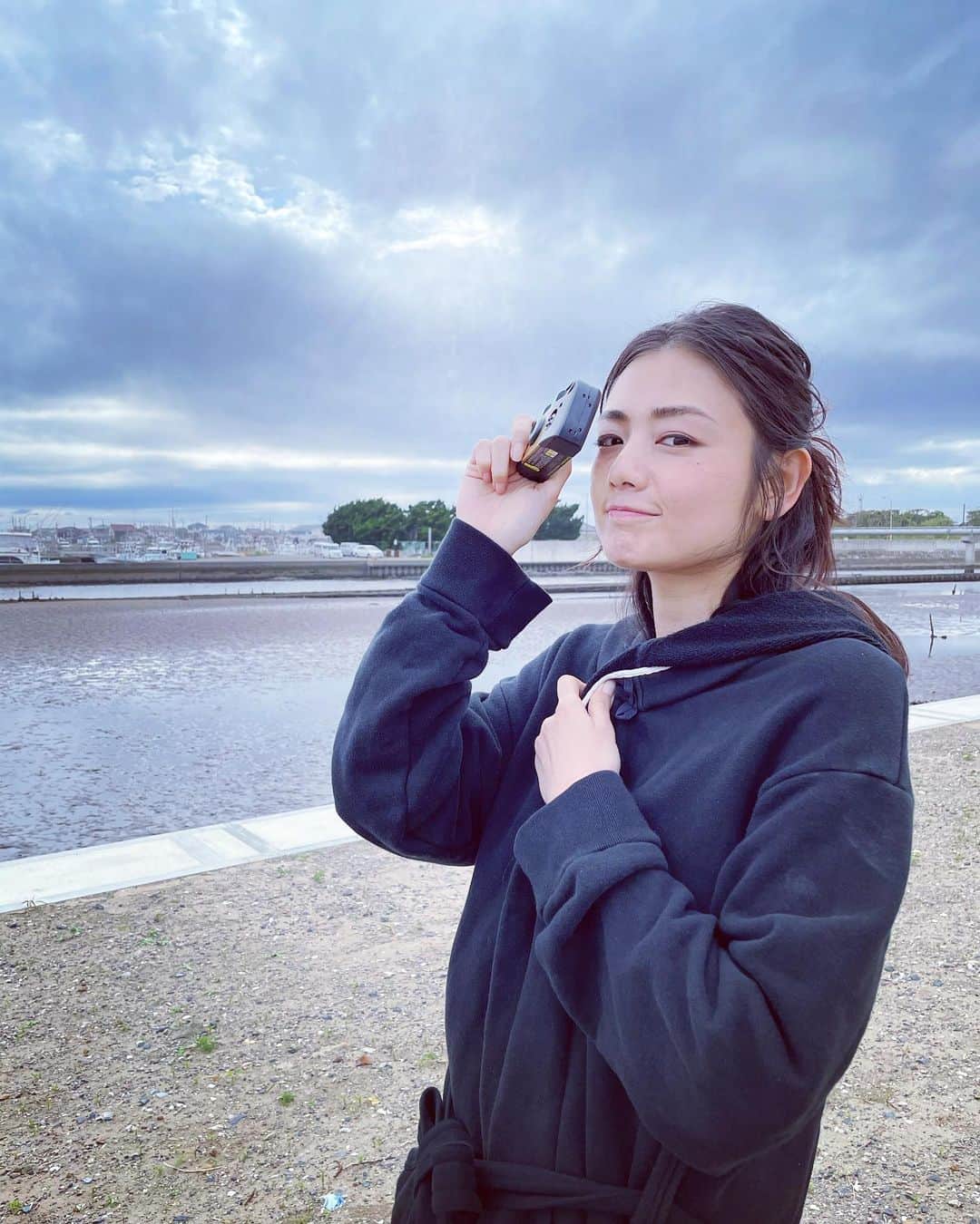 片山萌美のインスタグラム：「久々の週プレ撮影でした。 写ルンですは関係なく勝手に撮ってます📸笑  #九十九里 #moemikatayama #週プレ #写ルンです」