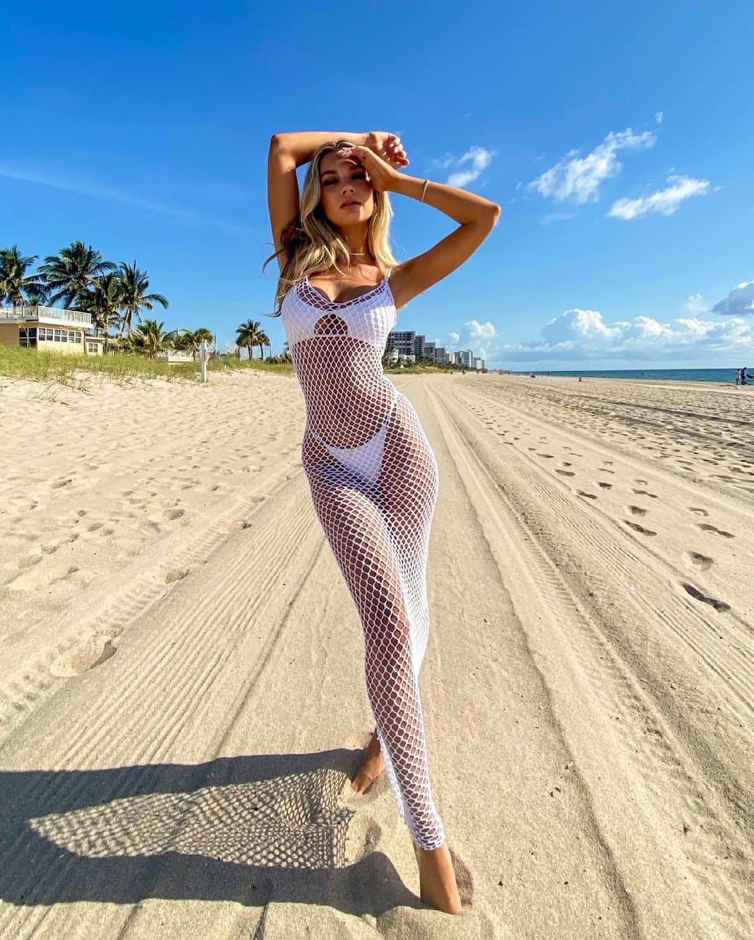 Alexa Collinsさんのインスタグラム写真 - (Alexa CollinsInstagram)「This coverup is giving me mermaid vibes @legavenue #legavenue」5月22日 22時54分 - alexacollins