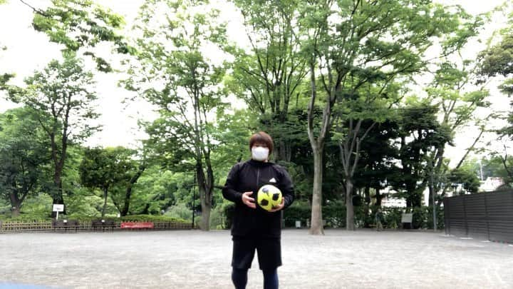 杉本美香のインスタグラム：「・ ⚽️リフティング練習2回目⚽️ ・ 今日の最高は7回 ・ 乞うご期待〜👊😉 ・ 案外何も考えなくていい時間で夢中になれるからいいかも🥰 ・ ・ #リフティングチャレンジ #飽きるまでやる #会いた時間のみ #コツ教えてください #飽き性がどこまでいけるか #チャレンジ仲間募集中 #夢中になれる時間 #自分時間 #smile😊」