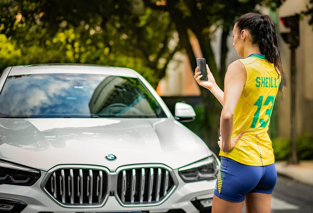 シェイラ・カストロのインスタグラム：「Deixar a temperatura do carro pronta para quando eu entrar; conseguir de longe acionar a câmera 360º para ver se estou em segurança antes de chegar na minha BMW.. SIM! Essas são algumas das facilidades que o app MyBMW me proporciona. Tudo na palma da mão, prático e super eficiente @bmwdobrasil」