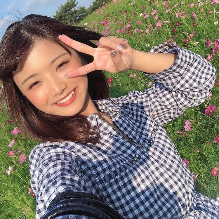 山本ゆうかのインスタグラム：「. おでこ光マクリスティ . 桜の次はコスモスwww いつの写真やねんwww .」