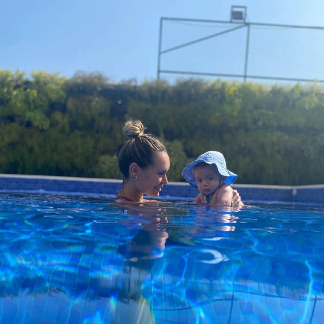 アンネ・コウチーニョのインスタグラム：「Primeiro banho do pequeno na piscina ❤️」