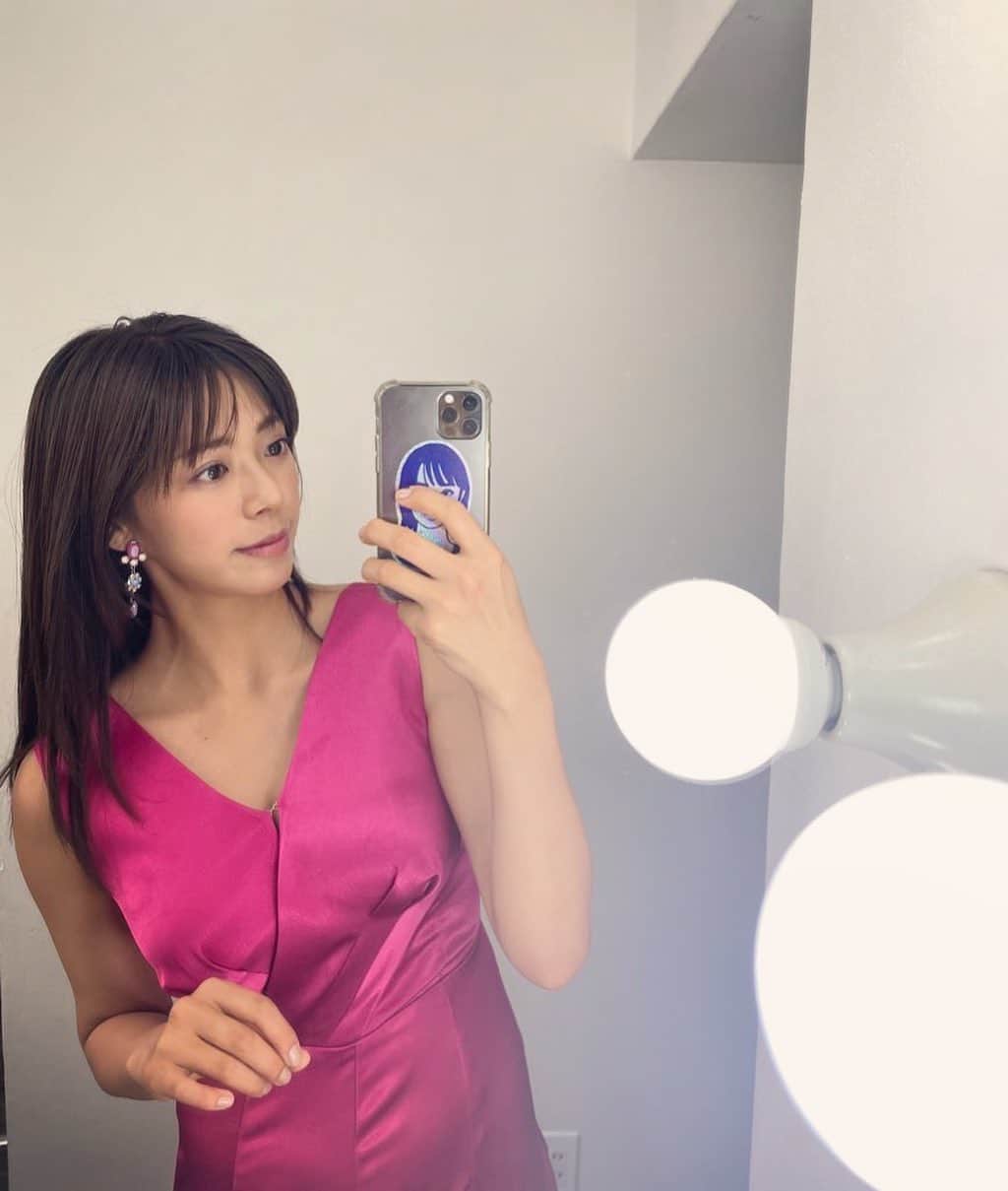 わちみなみのインスタグラム：「今週火曜は﻿ アサヒ芸能発売です☺︎﻿ ﻿ 表紙に初登場させていただいております。﻿ ﻿ インタビューもありますので﻿ 誌面もぜひご覧くださいね！﻿ ﻿ ピンクと紫、ギラギラで﻿ ザ•アサヒ芸能﻿ って感じで楽しかったです😎﻿ ﻿ カメラのシャッター音が銃声に聞こえちゃいました....﻿ ﻿ ﻿ #アサヒ芸能﻿ ﻿ ﻿ このギラギラ感、場所は関西っぽい。笑﻿  髪の毛なんですが サラサラなのは @liss.ebisu  でトリートメントしていただきました🤩 めちゃおすすめです。時間なくて水素トリートメントできなかったんだけど、仕上がり大満足でした✨ ﻿ ﻿ #ミナミ　#わちミナミ」