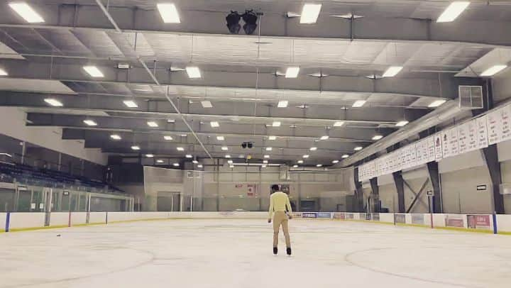 アッシャー・ヒルのインスタグラム：「The category is: FLAIL  This StSq is from my last ever freeskate program. Over 13yrs later and I still remember it, love it, and can kinda do it (may post bloopers). I'll film from a much better angle next time. It felt good to just skate and express 🥲  #choreographer #choreography #figureskating #isu #stepsequence #expression #movement #blackboy #blackskaters #representationmatters #franzliszt #lacampanella」