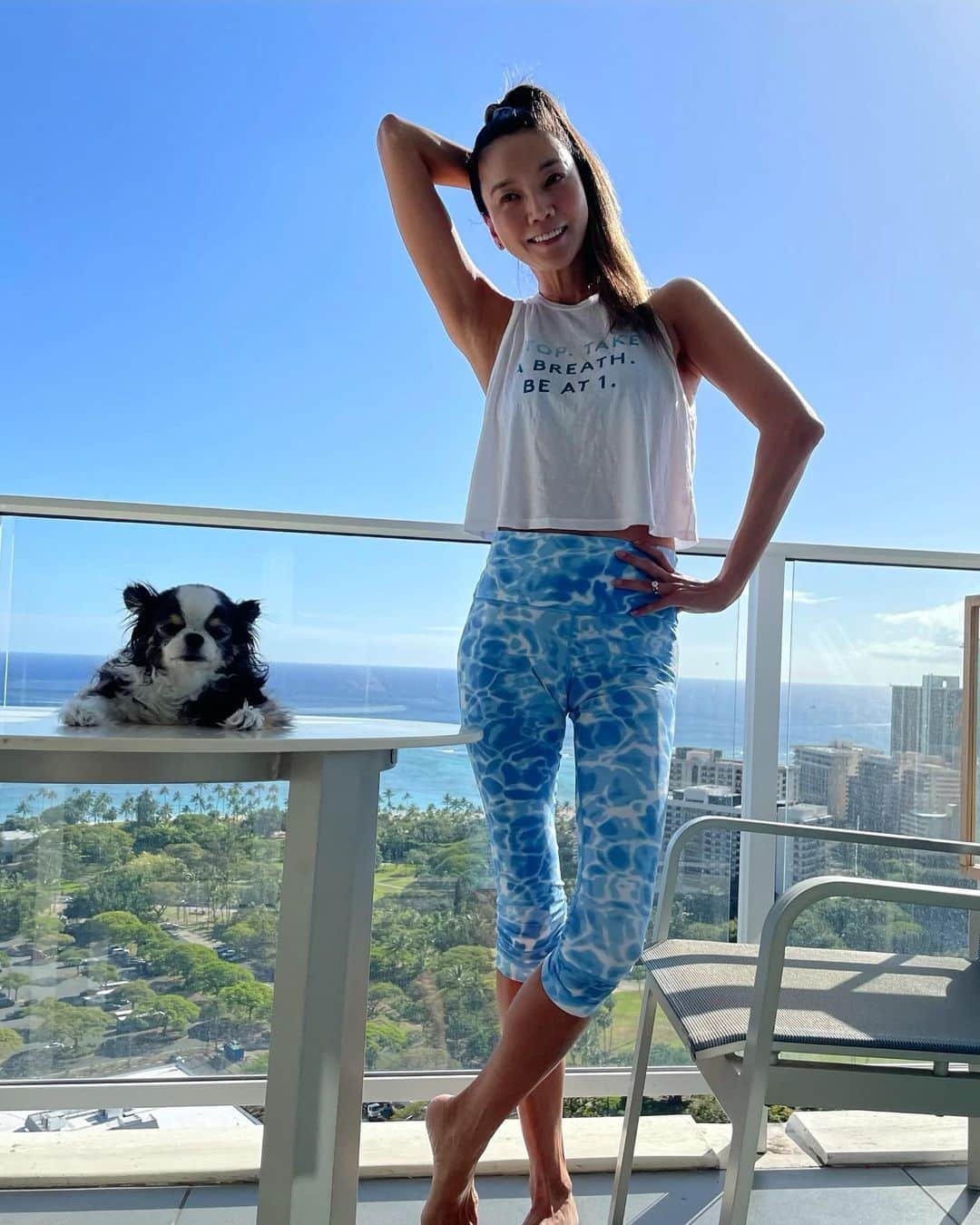 のインスタグラム：「Pilatis in paradise 🏝Had a zoom session with Katherine and Kimberly @pilatesonfifth_upw  Fun fun fun 😊  NYのPilates on 5th のキンバリーとキャサリンとZoom にてピラティスのレッスン😊 私の鍛えたいところ集中の楽しく、有意義なレッスン😊やっぱり私はすぐ怠けるから、トレーナーがいると全然違うね😅  #takakoworldstylin🌎 #takakohawaiistylin🏝 #lifestyle #ワークアウト#yokawao#和央ようか」