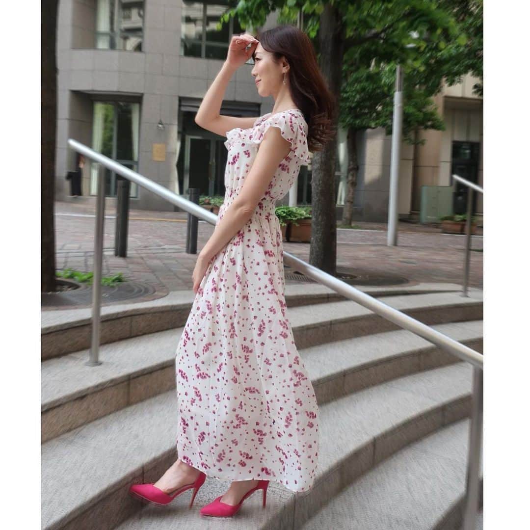 のインスタグラム：「#おはようございます  良い天気ですね♪ ・  ヨークフリルデザインが上品で 大人フェミニンなロングワンピースは @primascherrer のもの。 ウエスト位置が少し高めで スタイルアップが叶います。 ・ ・ 上品な透け感。 オフホワイトのアンダードレス付き。 この夏たくさん着たいワンピースです。 ・ #ワンピース ➡︎ @primascherrer  @joint_space #primascherrer  #プリマシェレル  ・ ・ #fashion  #ファッションコーデ  #ootd  #onepiece  #style  #cordinate  #フェミニン #大人可愛い  #上品 #エレガント  #シフォンワンピース  #ロングワンピース  #きれいめコーデ  #大人女子  #大人コーデ」