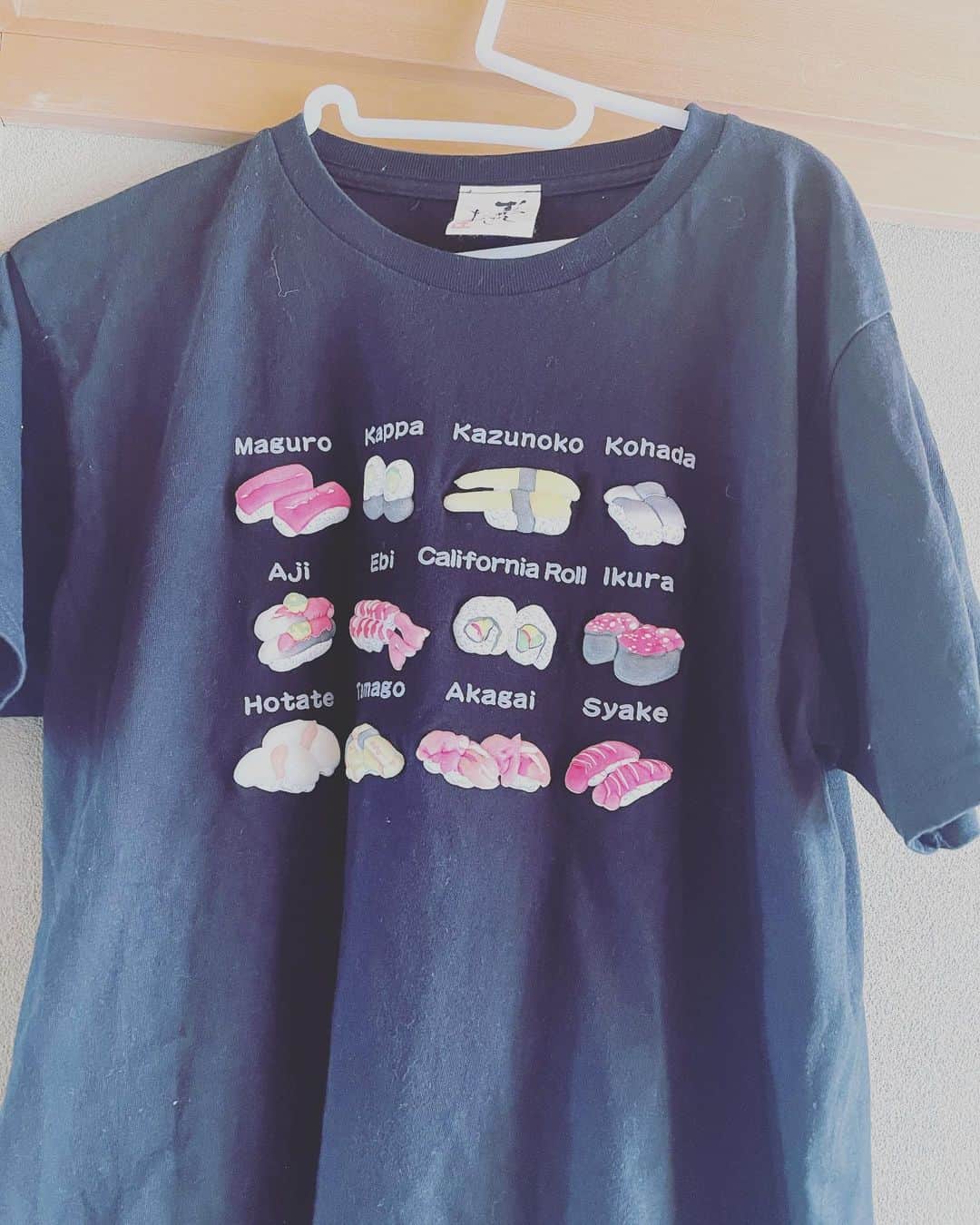 丸山桂里奈さんのインスタグラム写真 - (丸山桂里奈Instagram)「おはようございます。 日曜、晴れてよかったっ✋✋✋ 明日からまた週が始まりますのでまた、パワー貯めてくださいね〜 そして、私のお気に入りTシャツです。 京都にある、小さなロマンスが作っています、お寿司Tです🍣見た瞬間、とにかく首がとれる衝撃で、首入りになりました。 これはもはや私の中のど真ん中です‼️ そして、お寿司だけでなく、うどんやラーメン、いか、ねこ、いぬなどもあり全て浮き出てくるもこもこタイプです😊‼️ ただ、コロナの影響で海外の旅行客の方が減り、とても打撃をうけているようです。 飲食店はもちろん、やはりお店屋さんはとにかく大変みたいです。 私もできる限り、お店屋さんを紹介してみなさんに知ってもらえるようにしたいです😉Tシャツにご興味がある方は、ぜひチェックしてみてくださいね〜 ネット販売もしています。『小さなロマンス　むかしむかし』で検索してみてくださいねぇ〜❣️❣️❣️  #おはようございます #今日は良いすぎるお天気 #すごすぎませんか #青空が笑ってます #みんな幸せでいてと願いながら #私も笑顔でいます #人生一度きり #やりたいことチャレンジしたいことたくさんやりたいです #小さなロマンス応援してます #好きなお店を応援したい #ぜひみなさまもチェックお願いします #いい意味で #インスタバエ」5月23日 7時55分 - karinamaruyama
