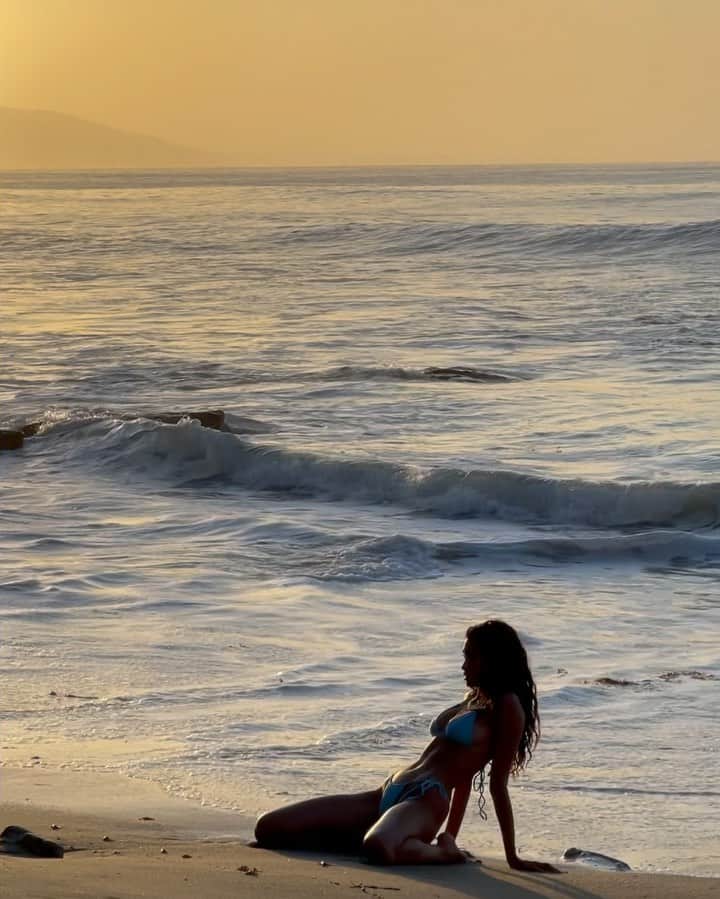 ケリー・ゲイルのインスタグラム：「5:45am 🌅」