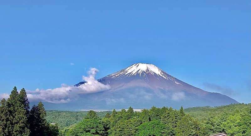 渡辺裕之のインスタグラム：「今朝の富士山 雲が戯れて 友より #霊峰富士 #休日 #静観」
