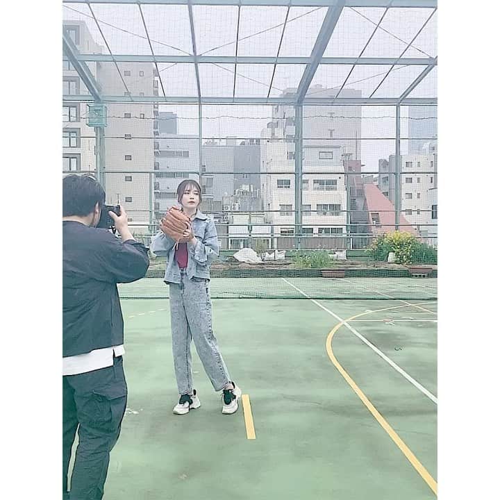 のインスタグラム：「全身ジーンズ屋上キャッチボール女 . #とある撮影」