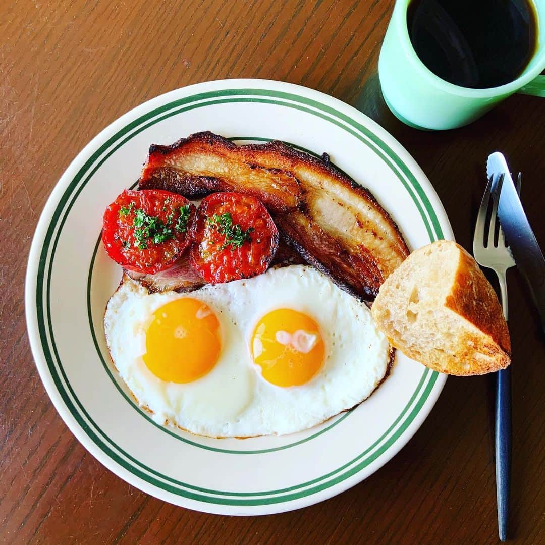 志摩有子さんのインスタグラム写真 - (志摩有子Instagram)「朝からカラッと晴れて気持ちのいい日曜日。 先週作った自家製ベーコンでベーコンエッグ。ベーコンは大胆に厚切り、焼きトマトを添えて。ピアットスズキの美味しいパンと淹れたてのコーヒー、んー、日曜日っぽい。  #ベーコンエッグ #自家製ベーコン #アメリカンブレックファースト  #americanbreakfast」5月23日 10時15分 - ariko418