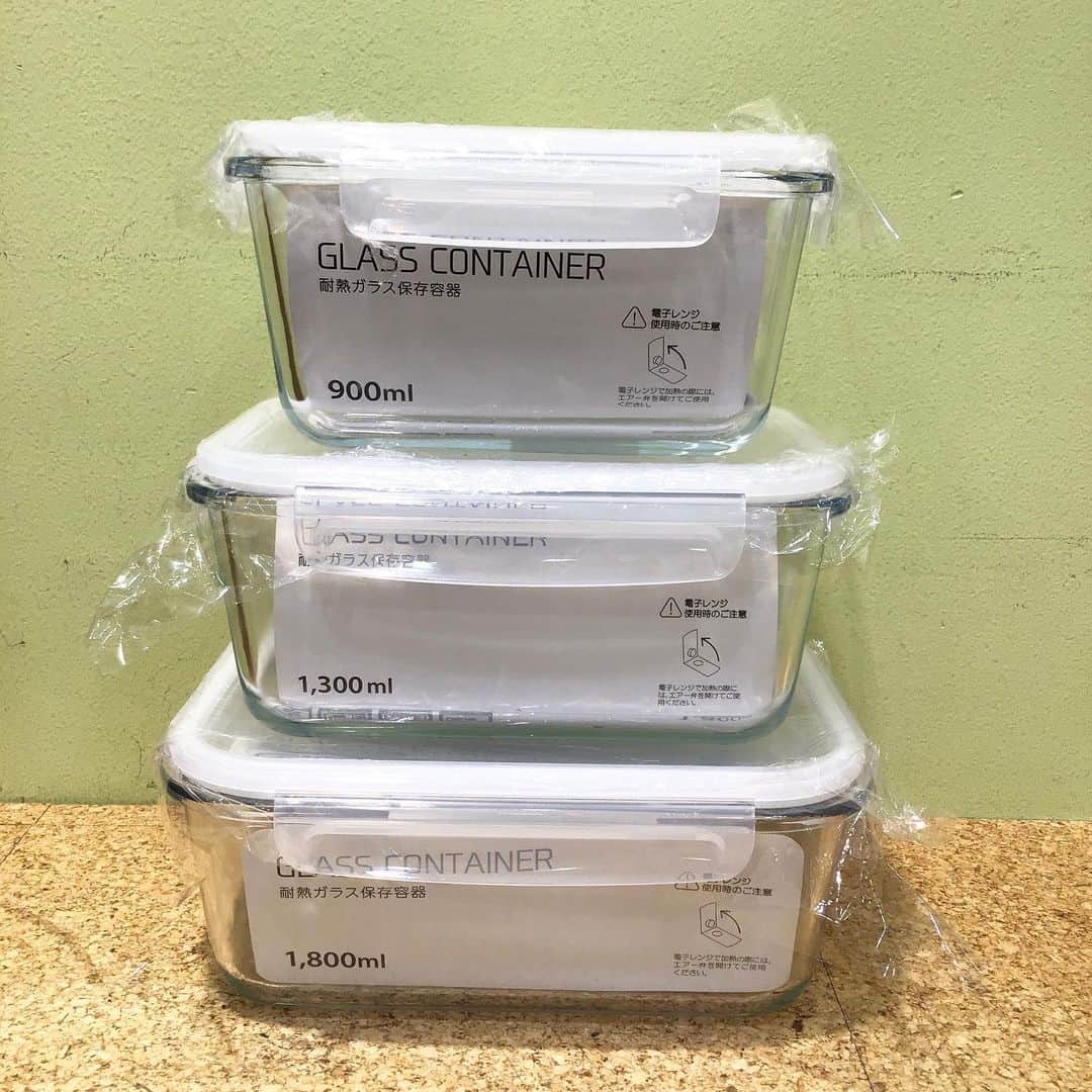 3COINS lN LUMINEさんのインスタグラム写真 - (3COINS lN LUMINEInstagram)「こんにちは！ 3COINS大船ルミネウィング店です🌼  大人気、耐熱ガラス保存容器に新作アイテムが登場しました！  ✔️耐熱ガラス保存容器(900ml・1300ml) ¥500(税込550円)  ✔️耐熱ガラス保存容器(1800ml) ¥800(税込880円)  以前のものより深さがあり、ぬか漬けなどにおすすめです🥒  こちらの容器のまま、冷凍・冷蔵可、電子レンジの利用もOK、フタを外せばオーブン利用もできます✨  ぜひ店頭でご覧くださいませ！  ※現在、大船ルミネウィング店は短縮営業中です。  #3COINS#スリーコインズ#スリコ #耐熱ガラス保存容器#新商品」5月23日 10時28分 - 3coins.in.lumine